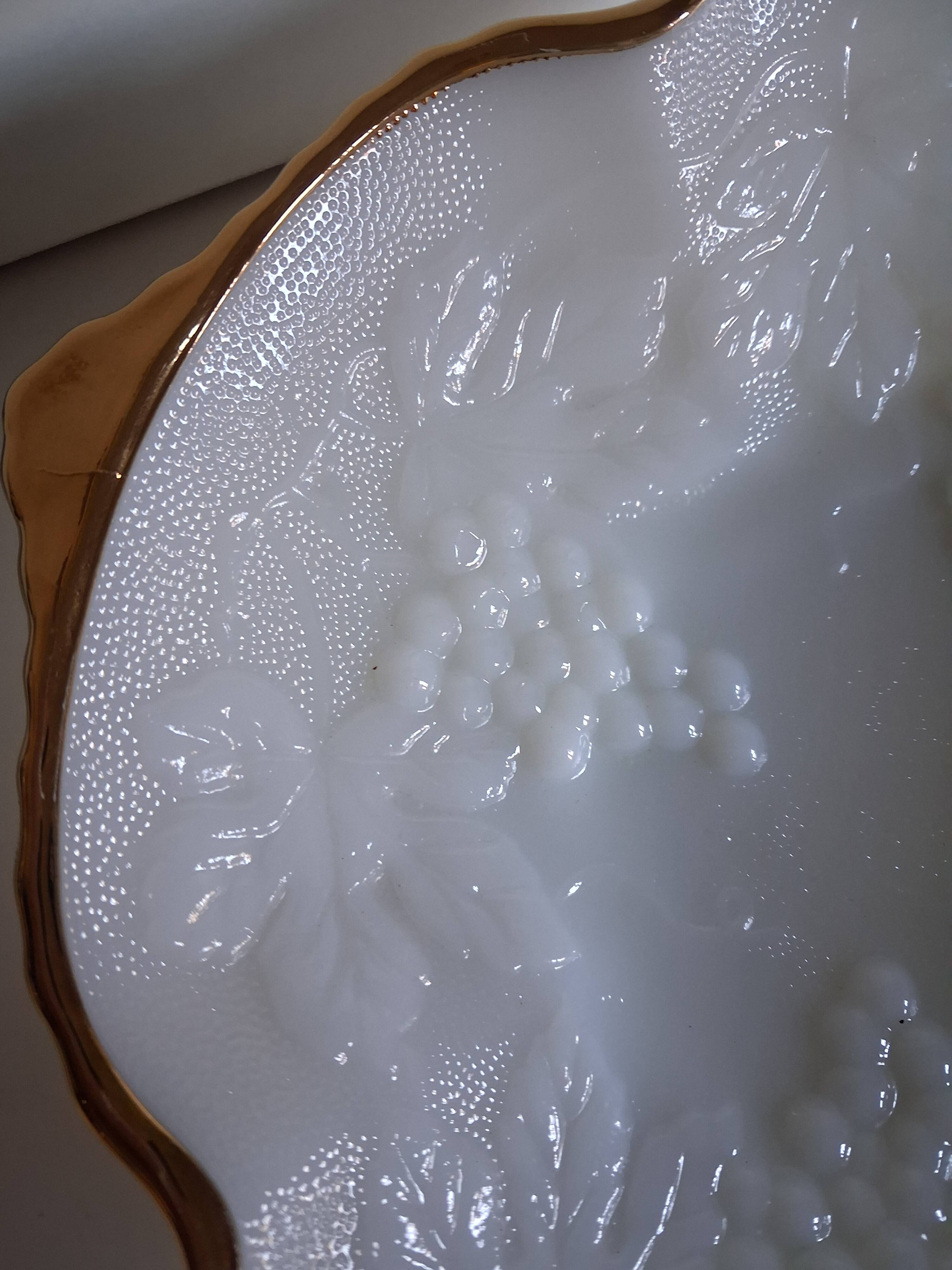 Vintage Anchor Hocking opaline glass plate (milk glass)