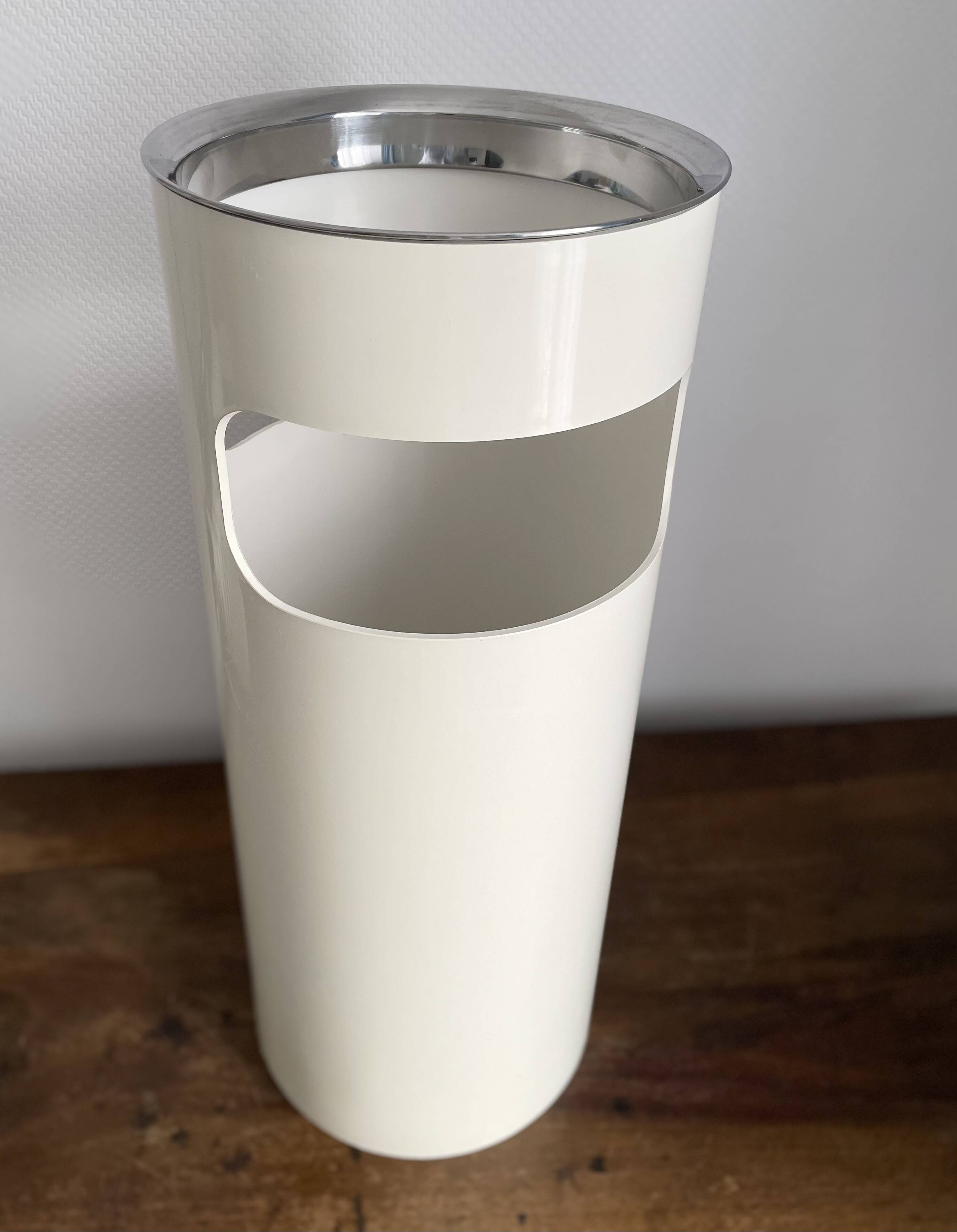 Kartell Gino Colombini white plastic umbrella stand from the 70s