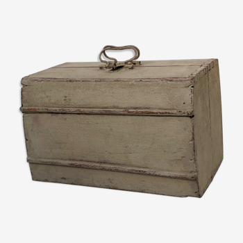 Small chest with handles