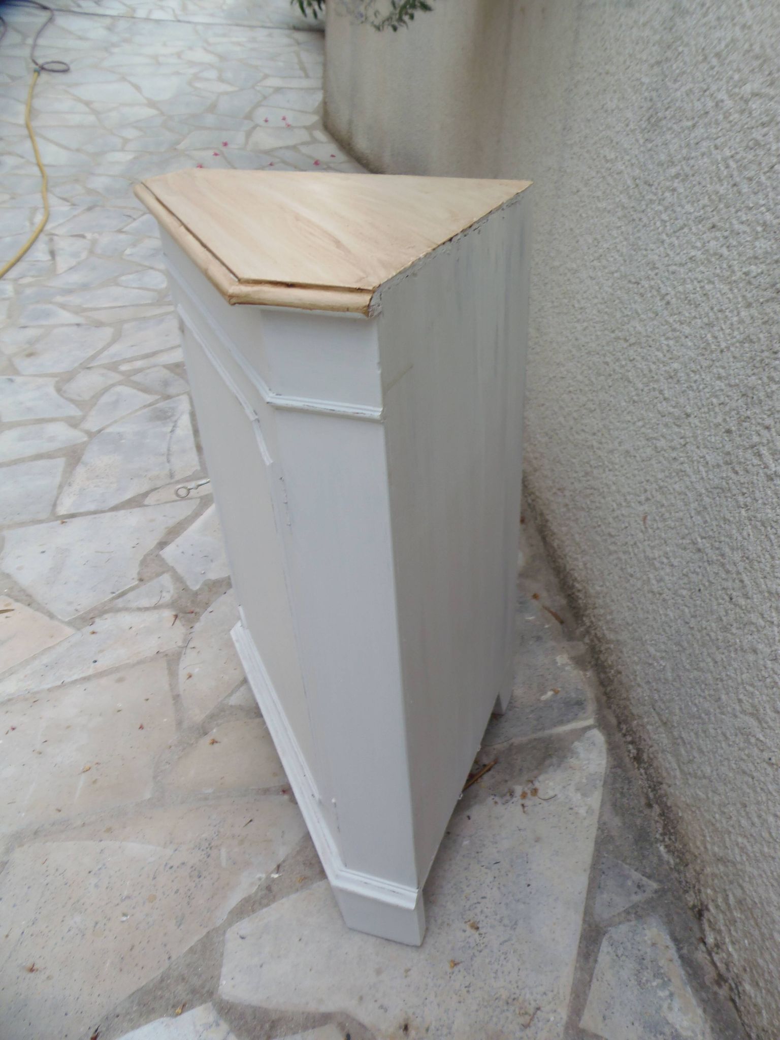 Vintage English corner cabinet sublimated in pearl grey.