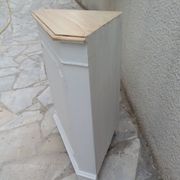 Vintage English corner cabinet sublimated in pearl grey.