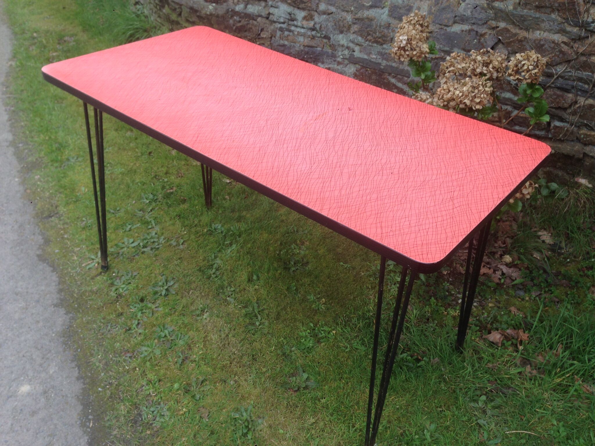Vintage bistro table tray in red formica and black vermicelli pie eiffel metal.