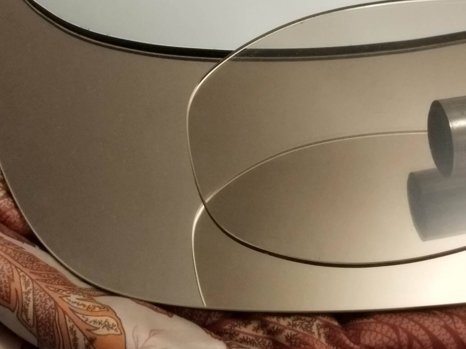 Miroir avec deux appliques en verre fumé attribué à Lupi