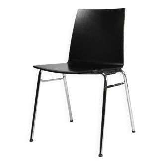 Chaise design noire du 21e siècle avec assise en bois, Belgique