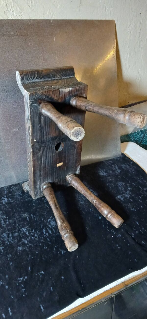 Banc en bois sculpté et simili ou repose-pieds espagnol vintage ottoman