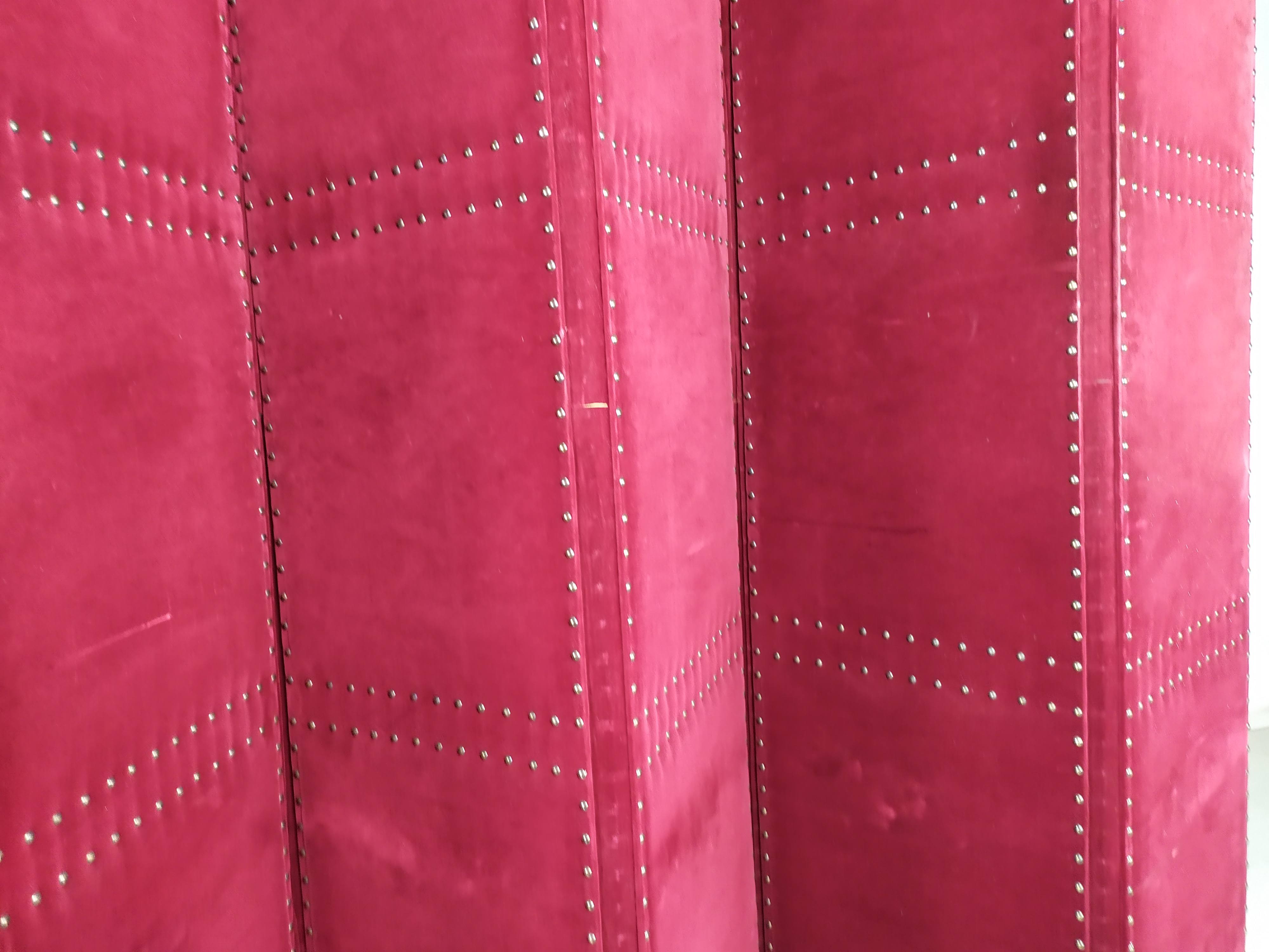 Red velvet screen with black skai