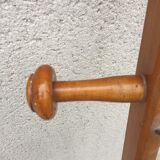 Longue patère en bois