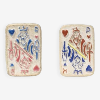 Deux rares petites plaques en céramique au motif du roi de cœur - robert charlier & les deux potiers