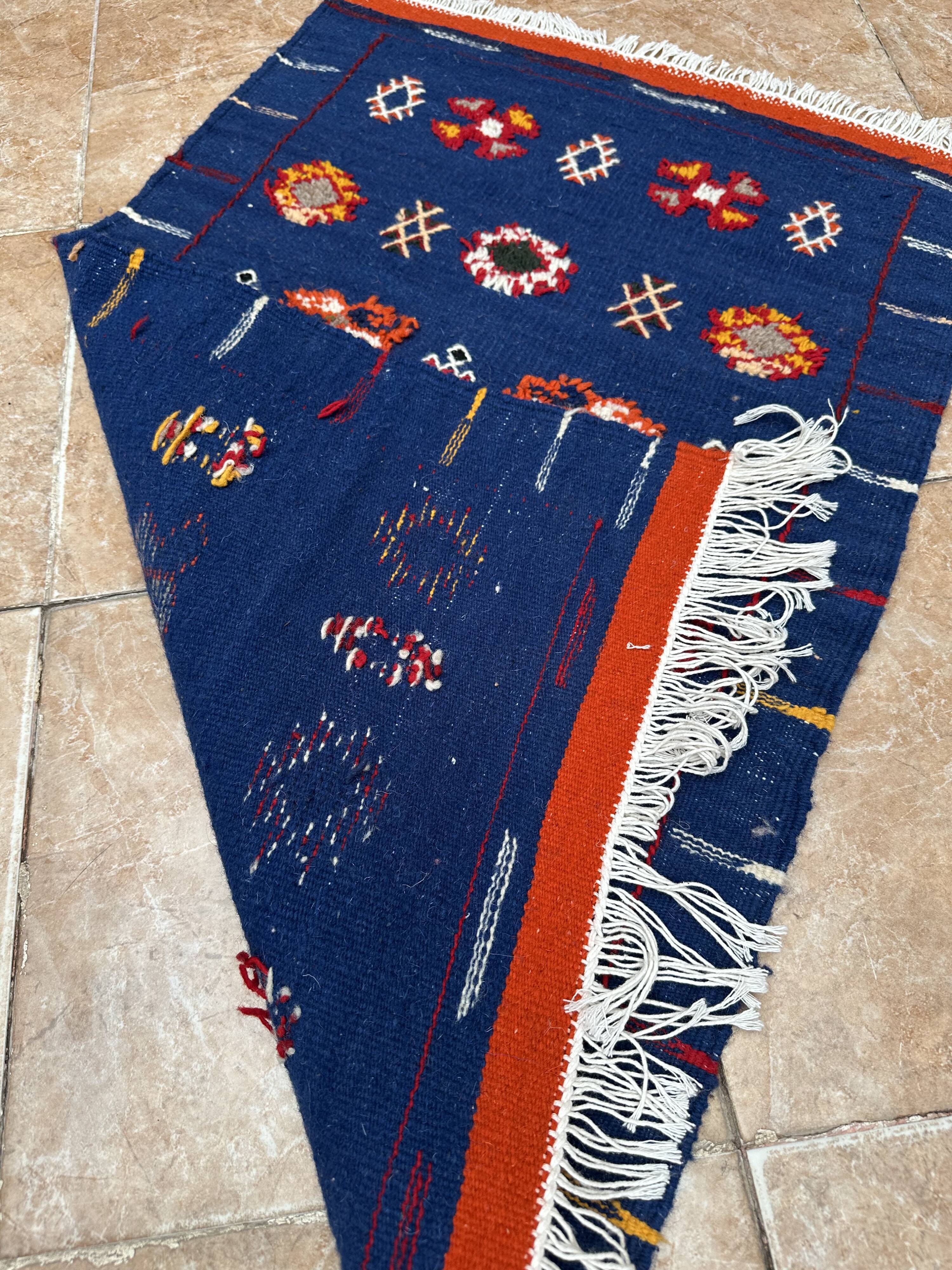 Moroccan Berber rug handwoven: small wool kilim