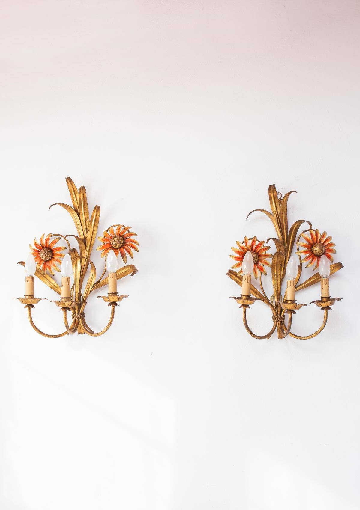 Pair of Italian wall lights in gold metal with flowers and leaves (50 cm)