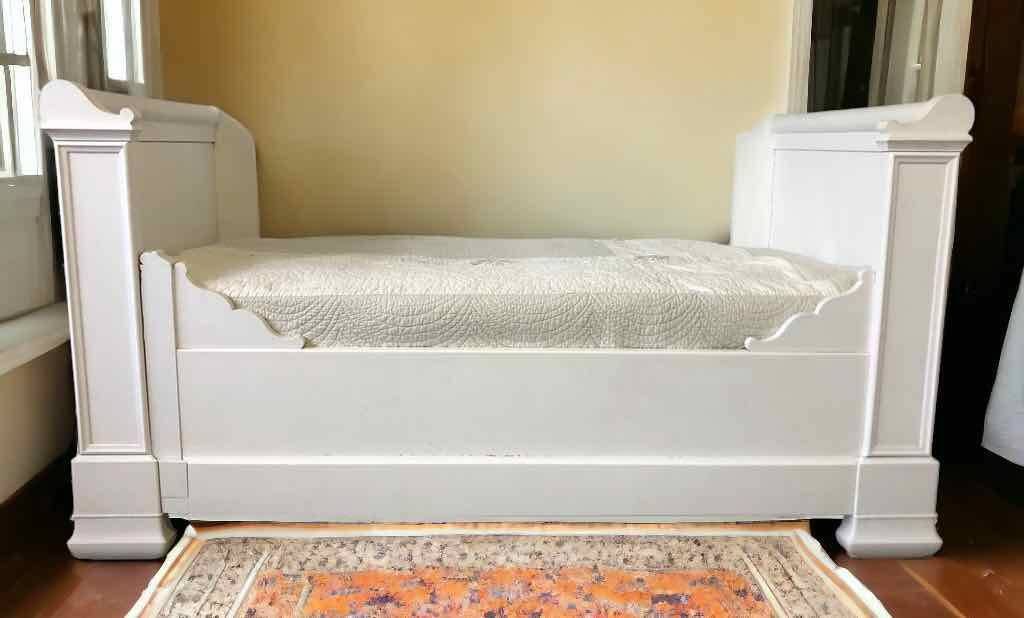 White lacquered solid wood sleigh bed