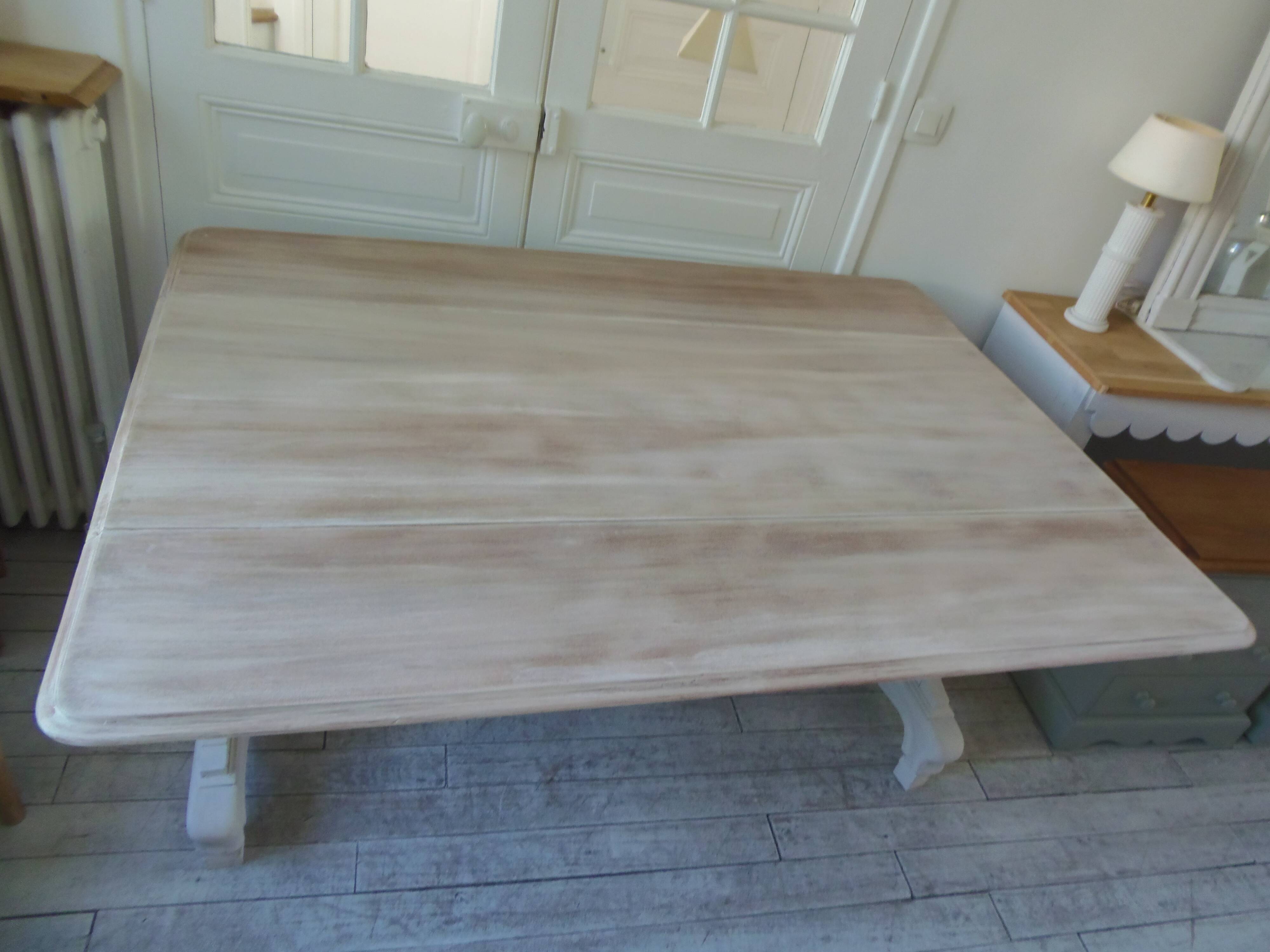 Console, table en noyer avec rallonges à rabats, piètement patiné gris.