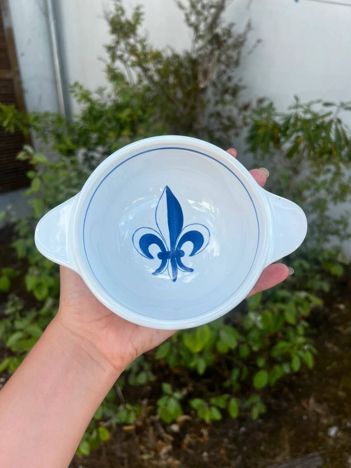 Set of seven earthenware bowls, Quimper, lily flower decoration.