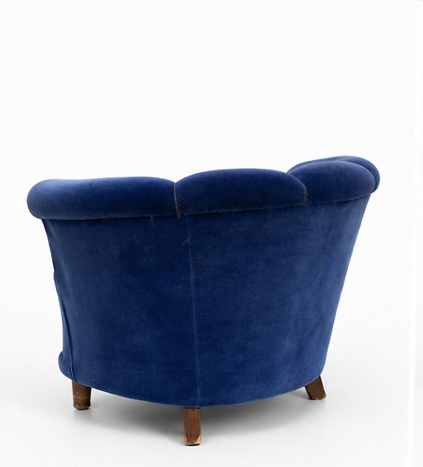 Swedish modern lounge chairs, clam shaped, 1940s Scandinavian design