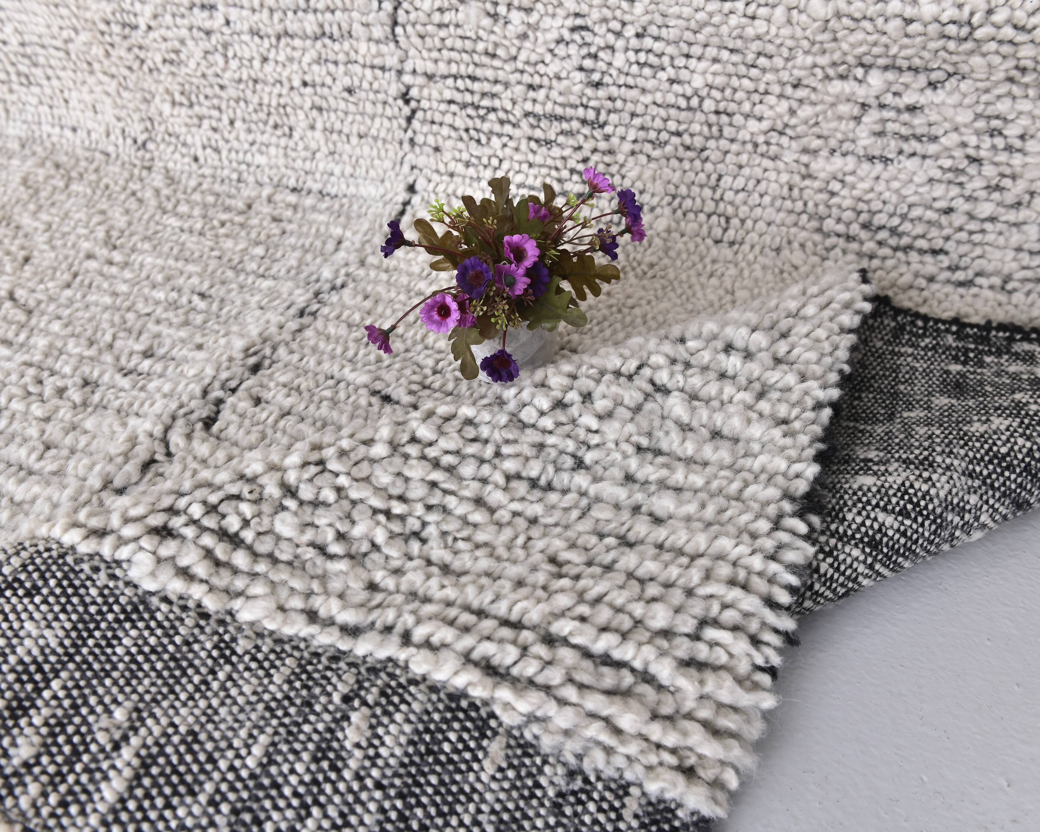 7x10 White & Black Modern Vintage Rug 206x297Cm