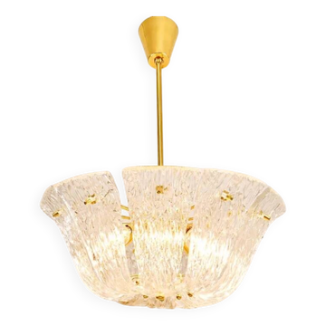 Lustre en panier courbé J.T. Kalmar, laiton et verre texturé, Vienne, années 1950