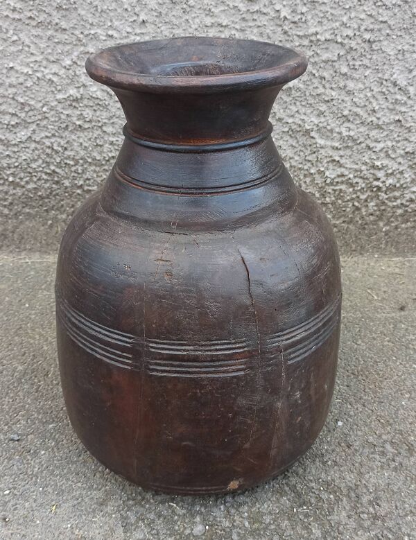 Petit pot ancien en bois