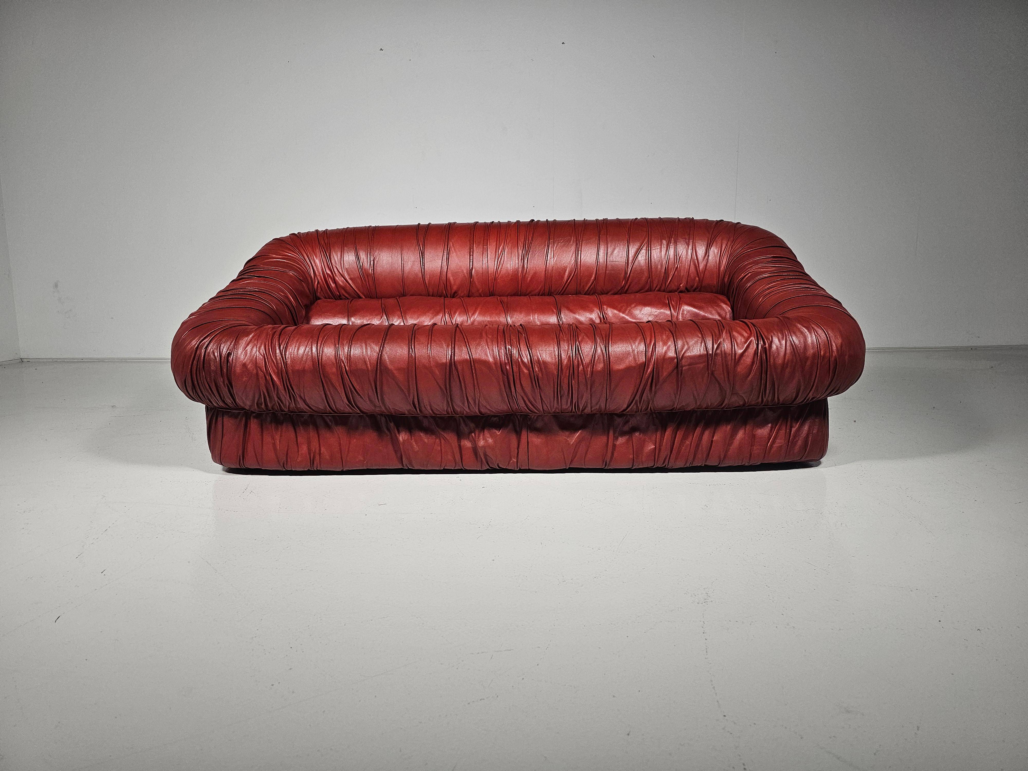 "Bordeaux 'Piumino' canapé by De Pas, D'Urbino and Lomazzi for Dall'Oca, 1970"