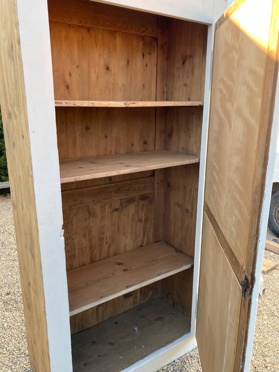 White and wood bonnet