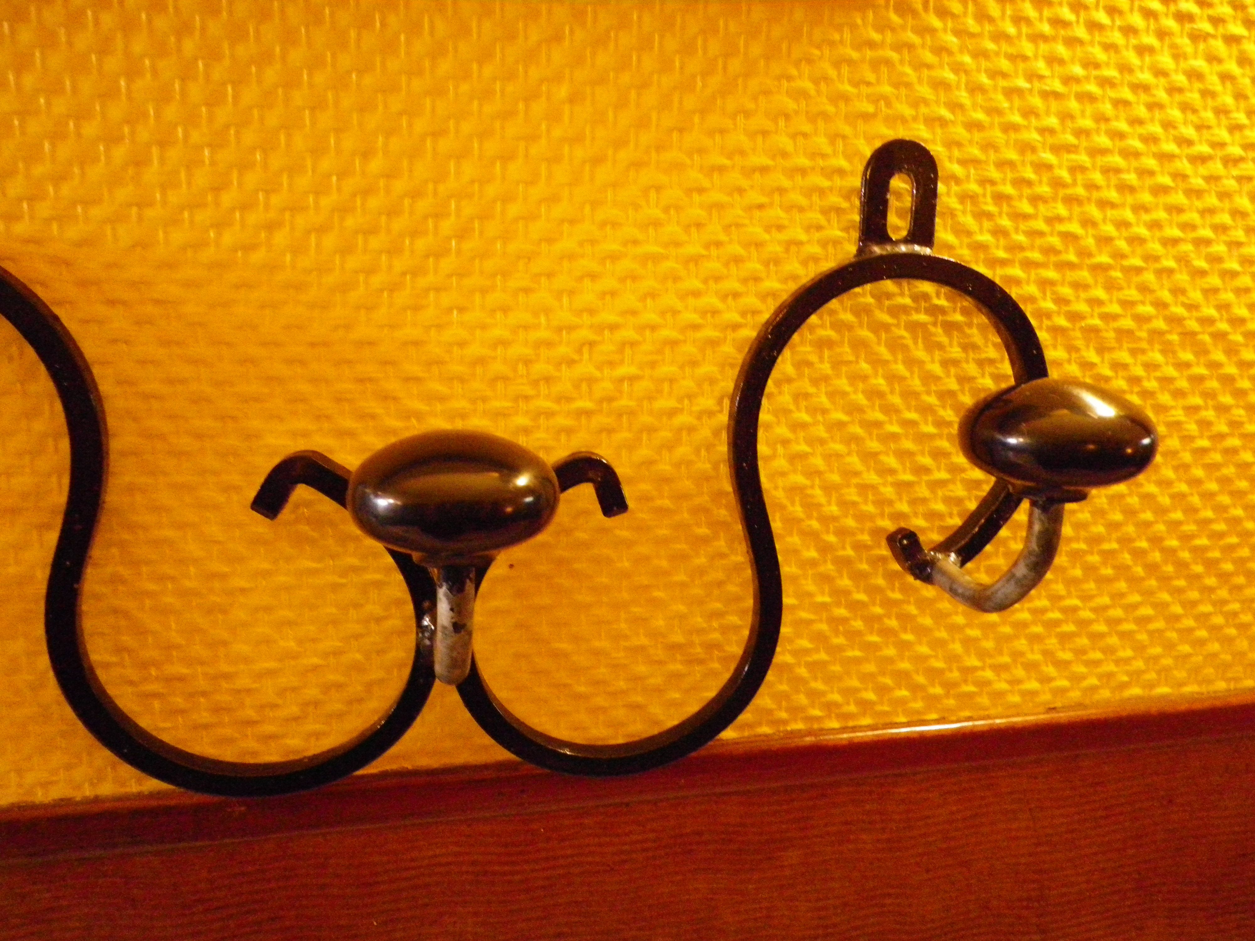 80 cm long wall coat door, made of wrought iron with 5 Suspensions in Bakelite - 70s