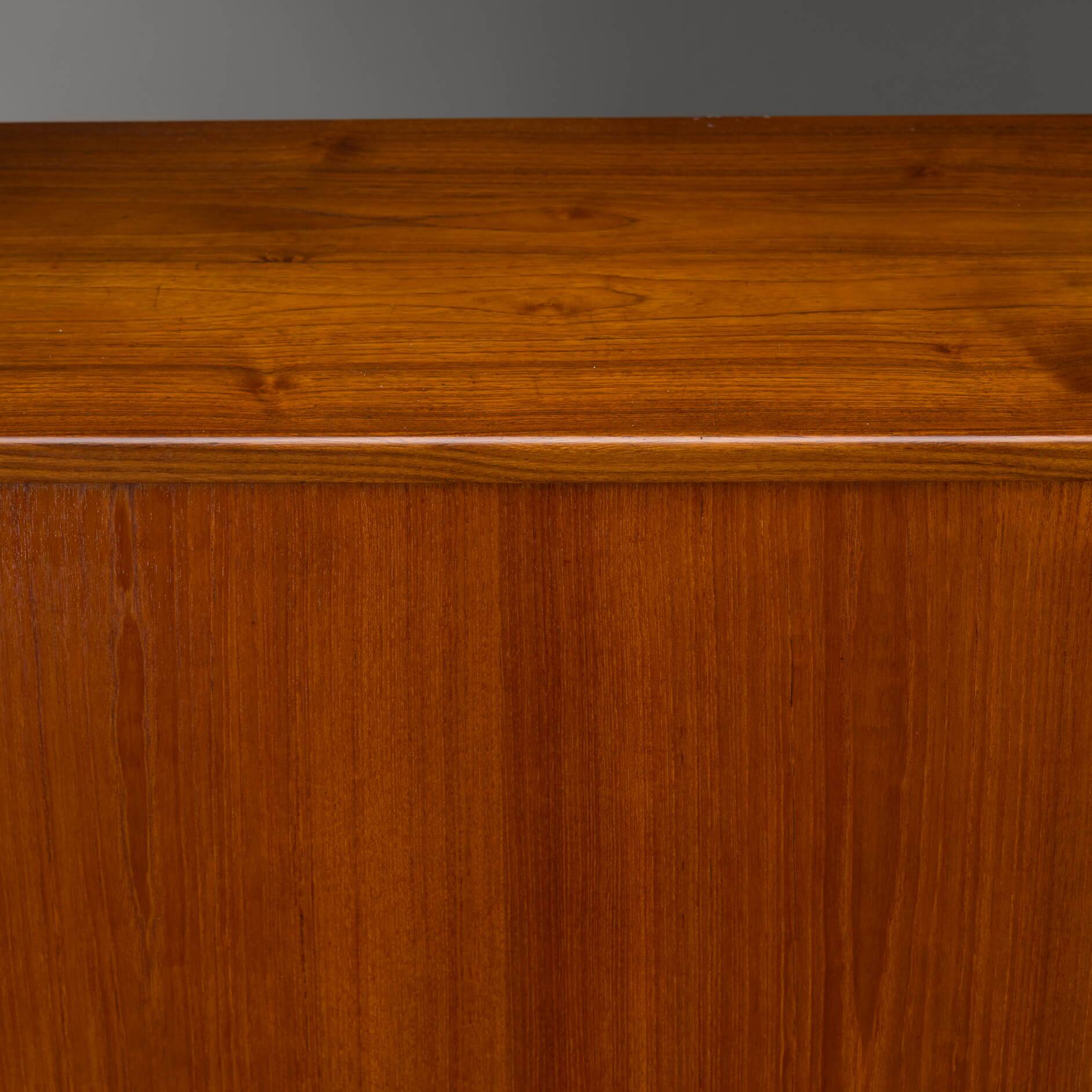 Buffet haut en teck de design danois par Johannes Andersen, années 1960.