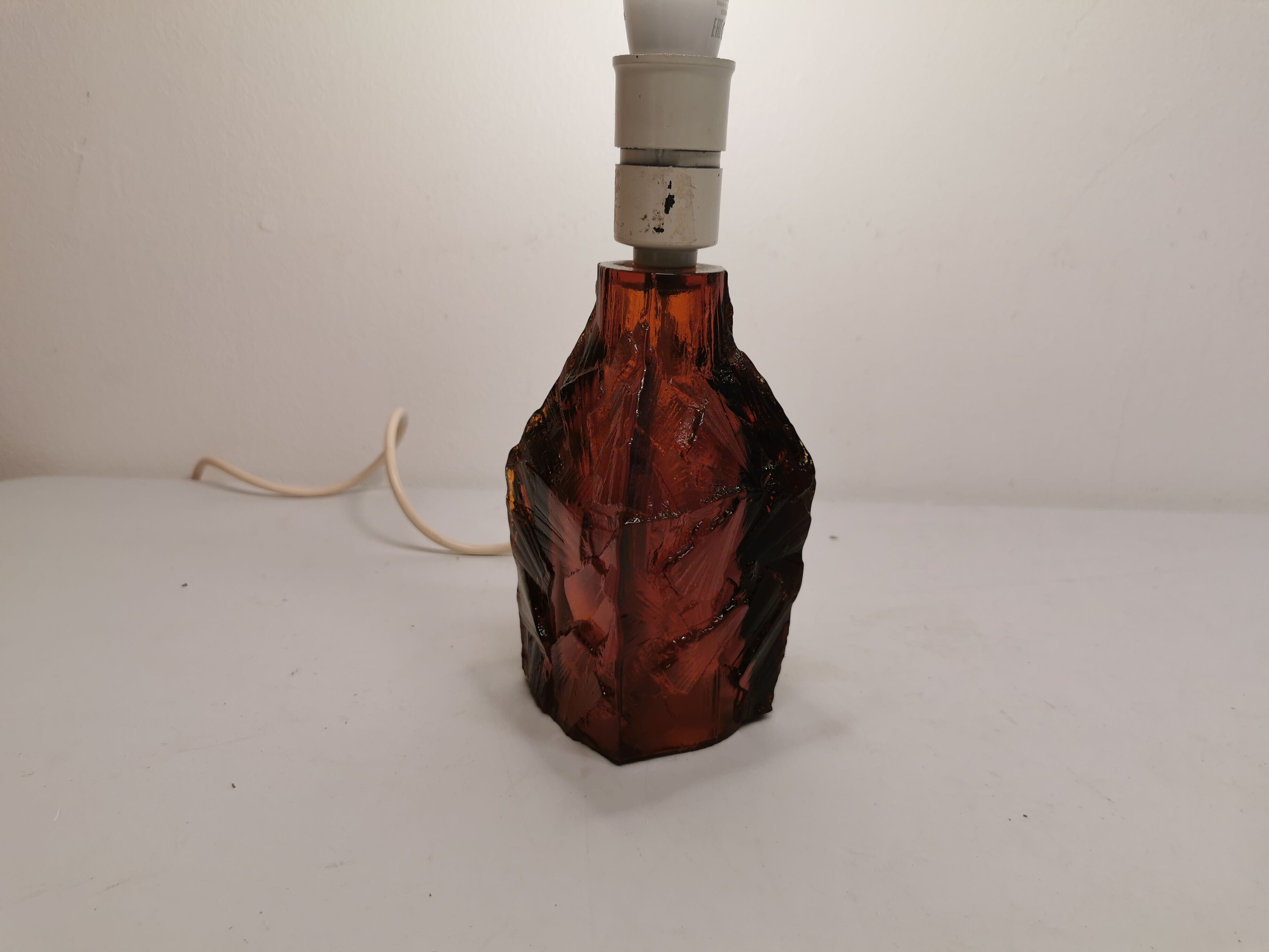 Pied de lampe de table, en verre pressé dur de couleur ambre. Design danois