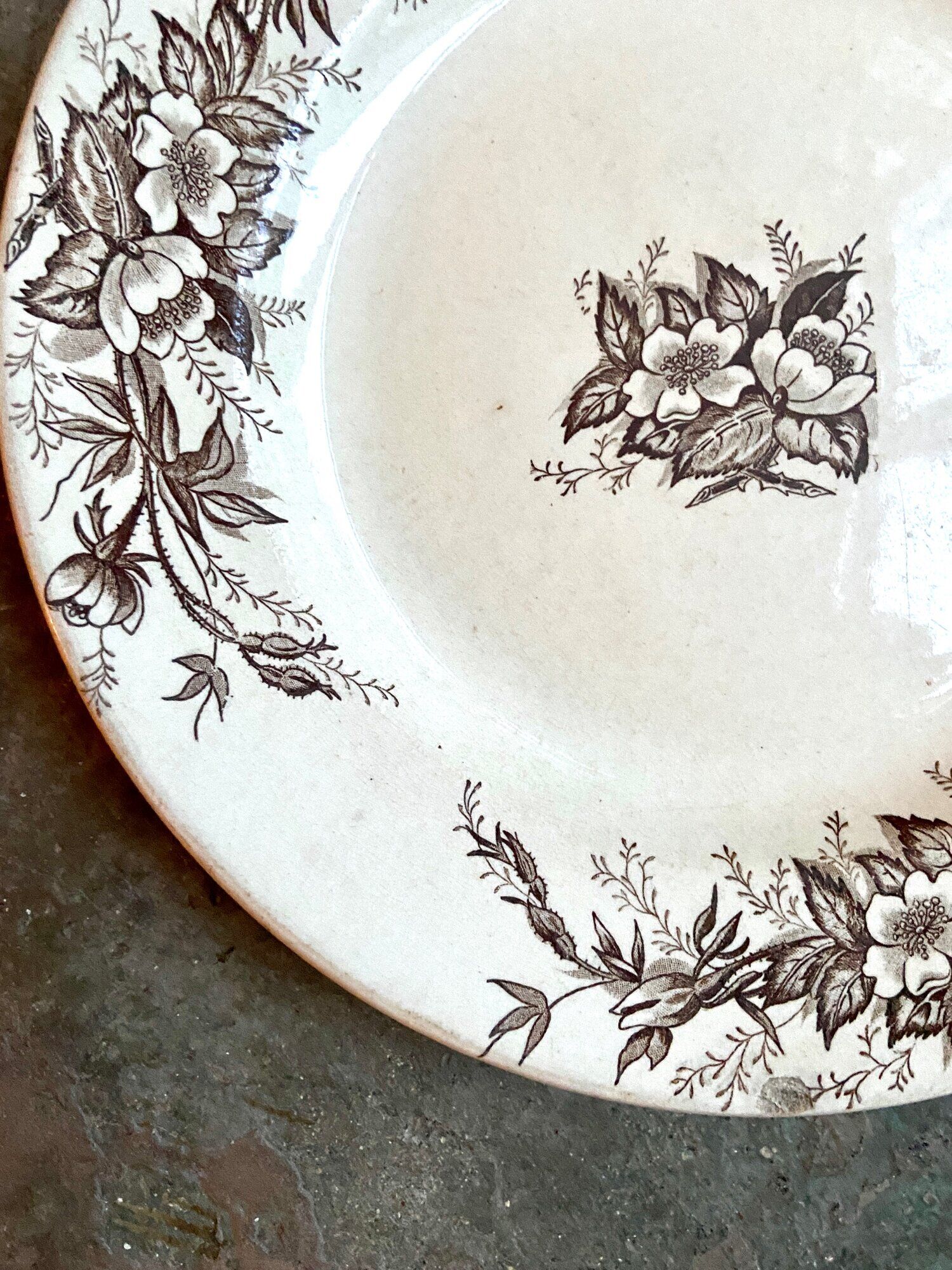Round plate in iron earth HB & Cie