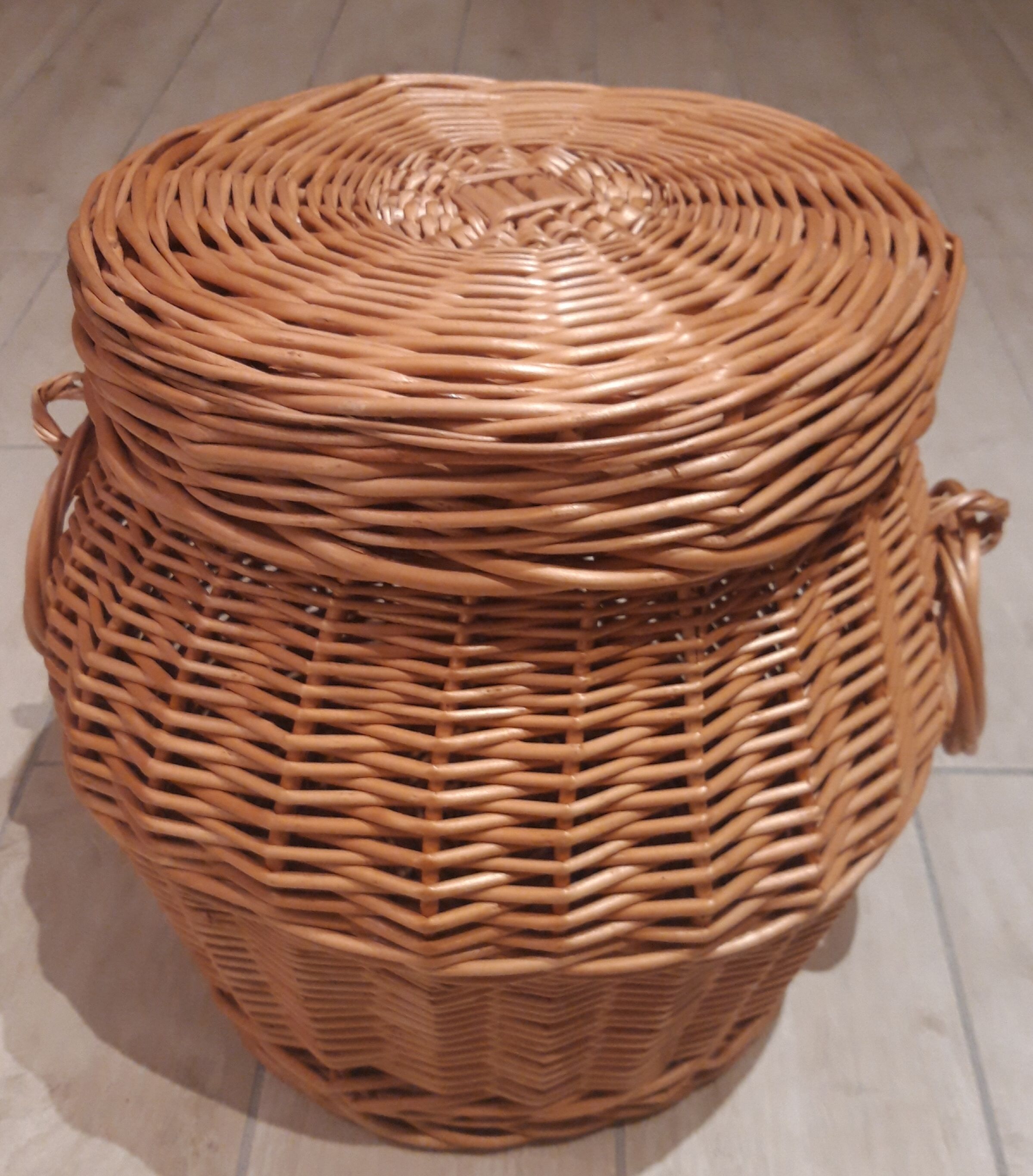 Wicker pouf box