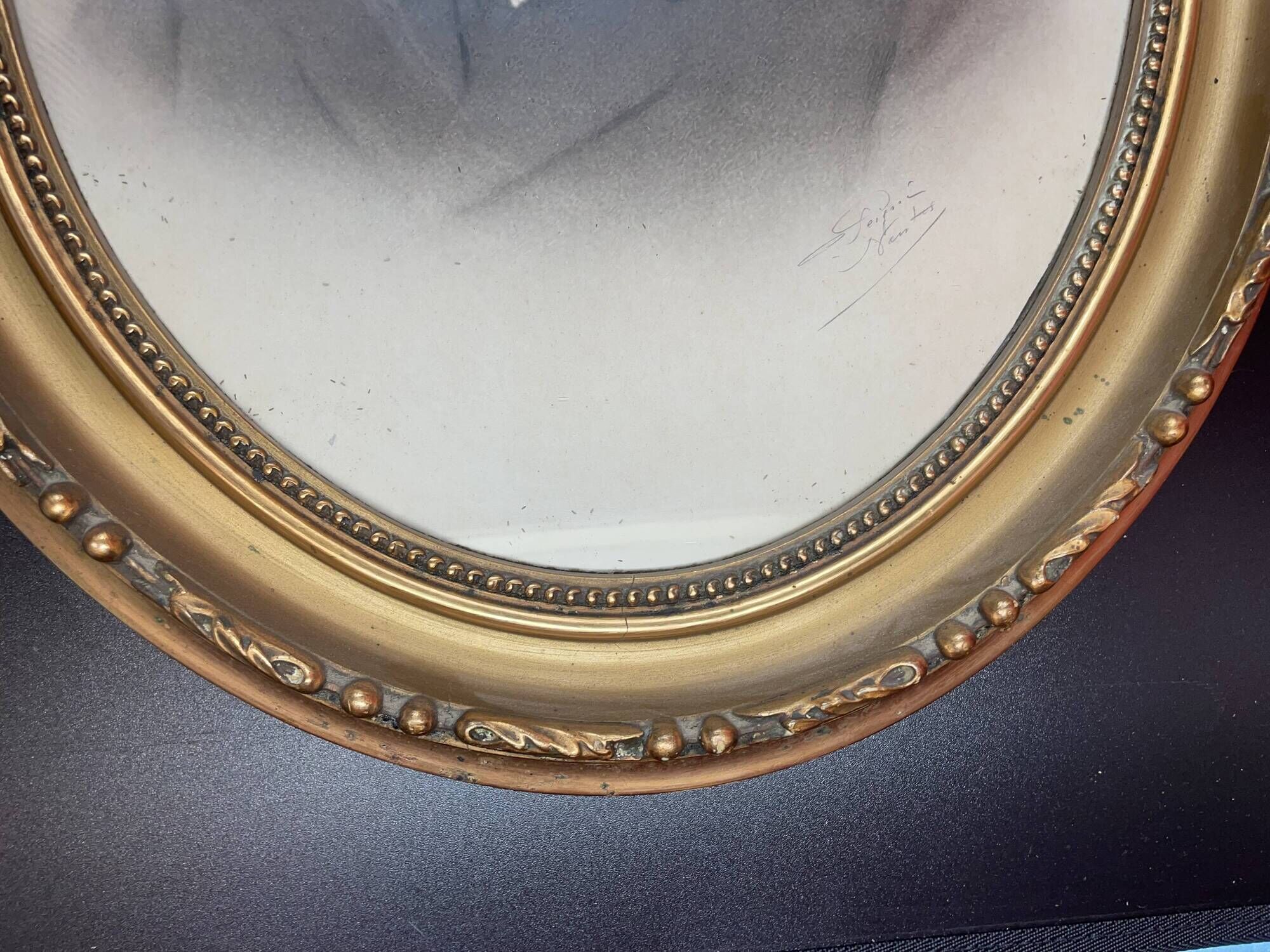Oval medallion frame in wood and gilded stucco, Louis XVI style knot