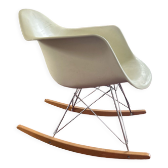 Fauteuil à bascule design Charles & Ray Eames, Vitra
