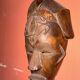 Masque sculpté haut avec des motifs