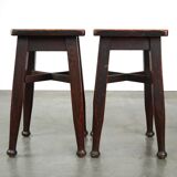 Ensemble de 2 tabourets anciens anglais en chêne massif avec une touche de style art nouveau.