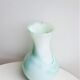 Vase en verre vert pastel
