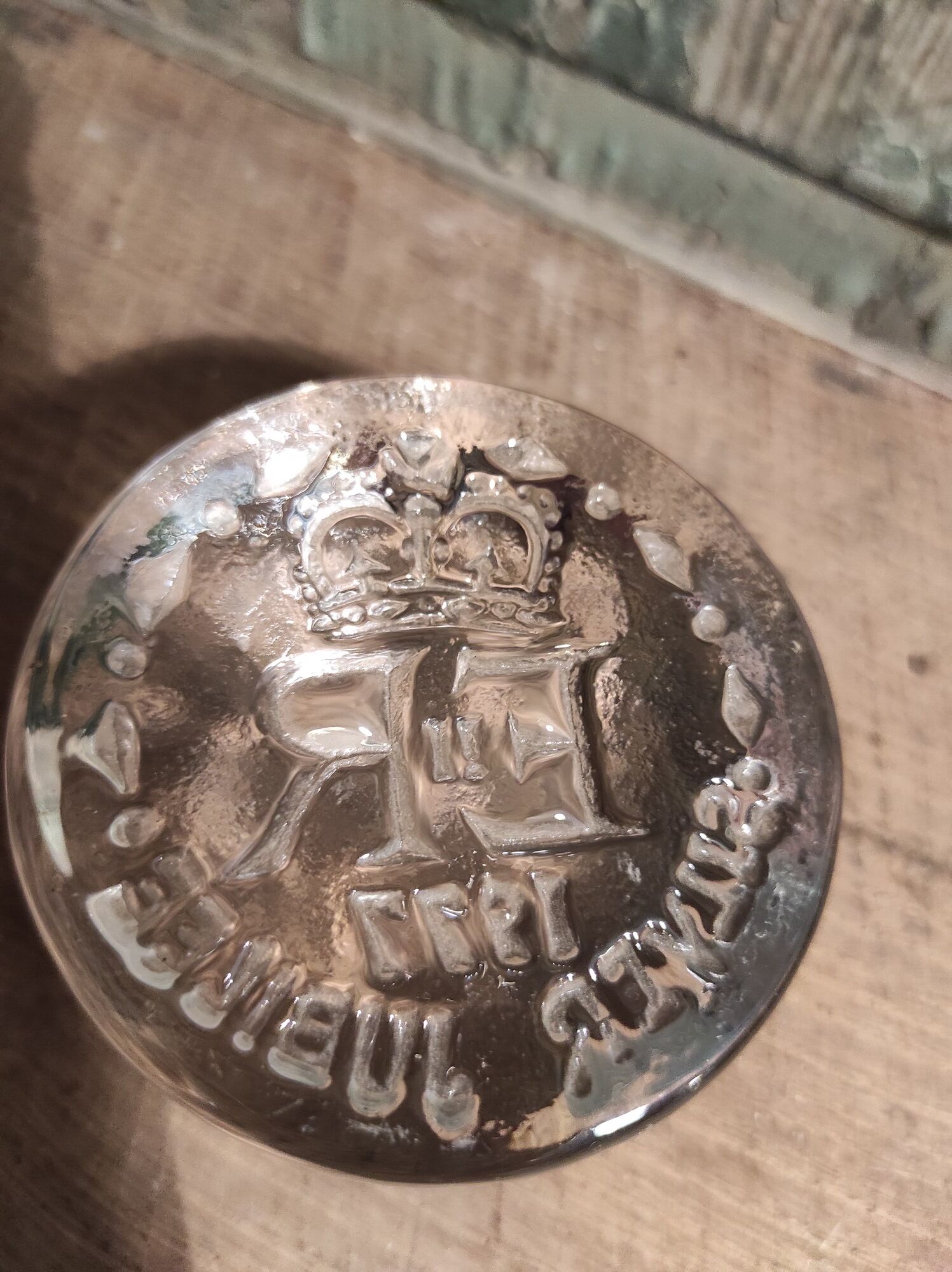 Dartington glass paperweight Queen Elizabeth II Silver Jubilee 1977
