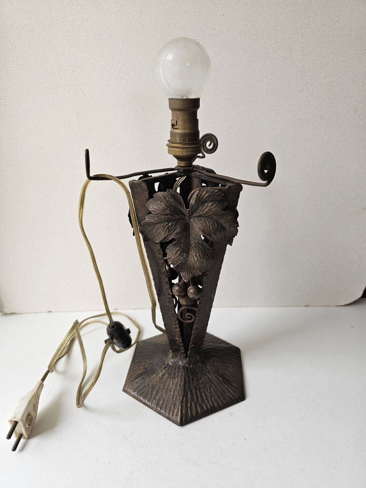 Antique lamp base in wrought iron with leaf motif in Art Deco style from the 1930s.