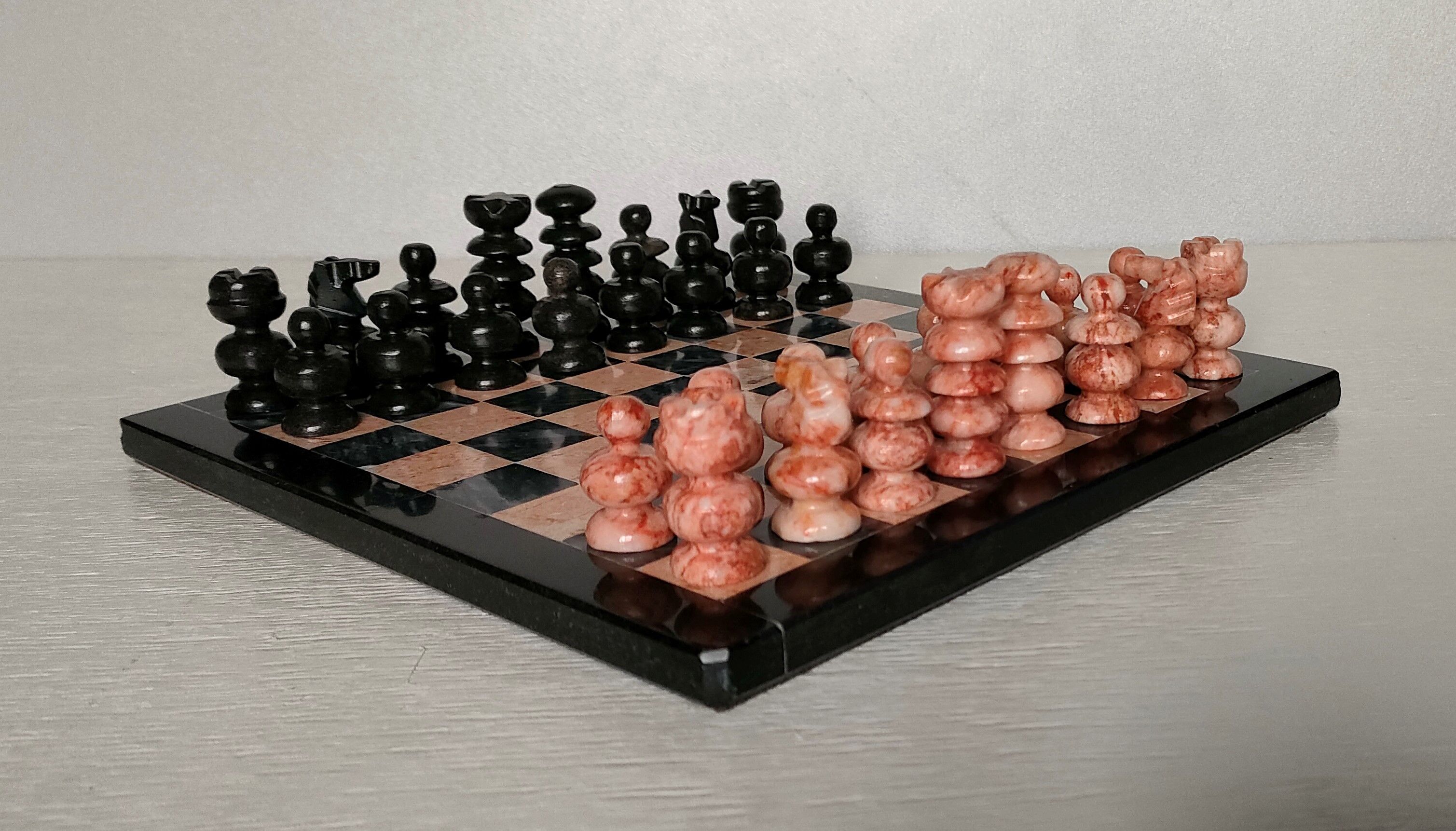 Small chessboard in coral marble and black marble - Italy - Second half of the twentieth century