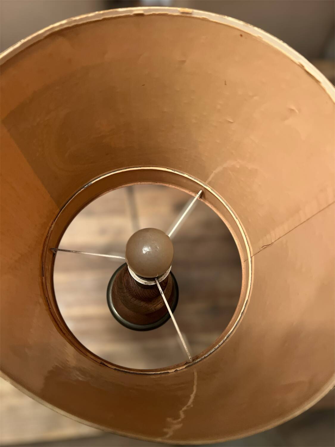 Lampe de table vintage avec motif.