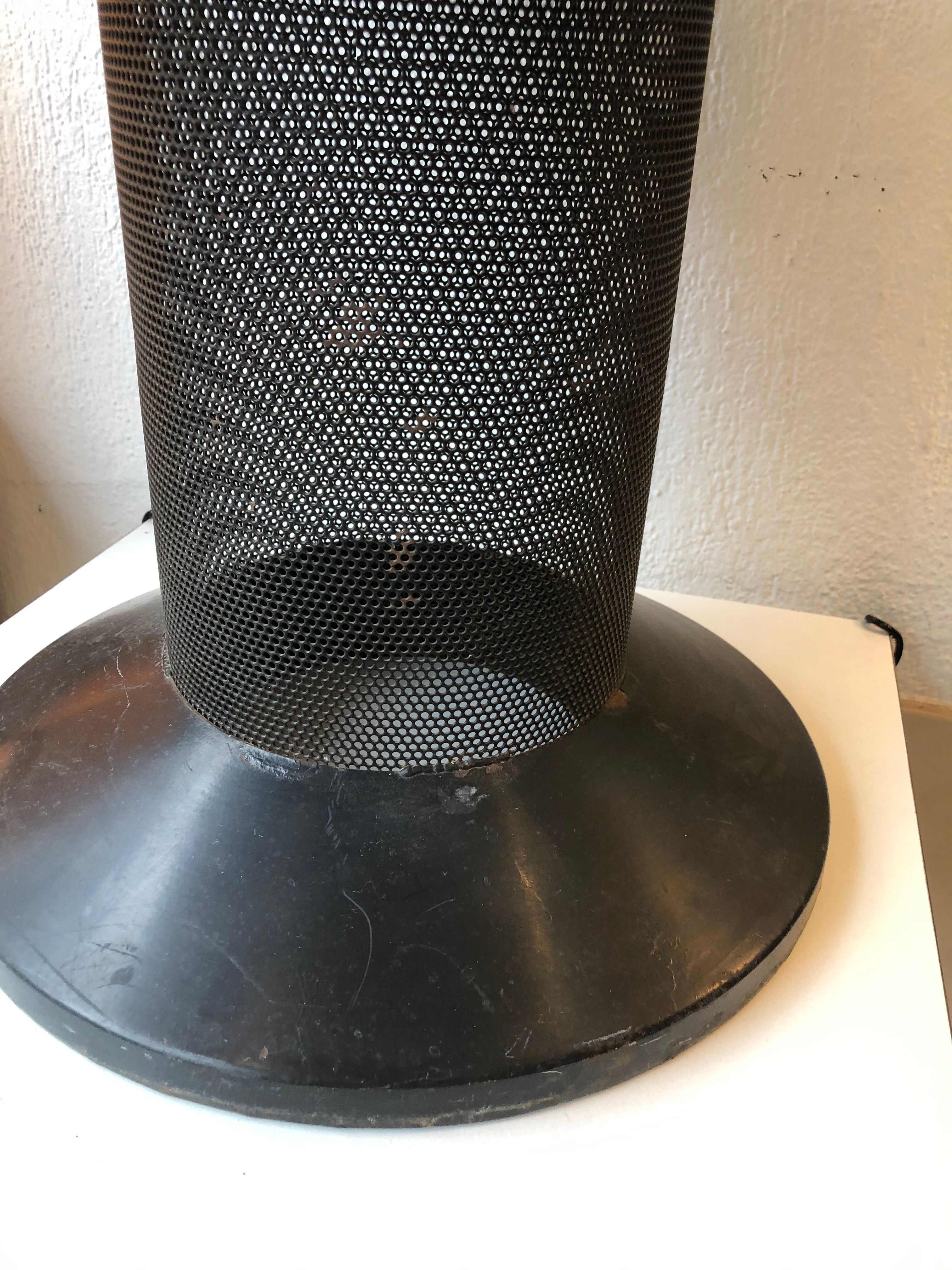 Tabouret ou pouf vintage en tôle perforée vers 1950