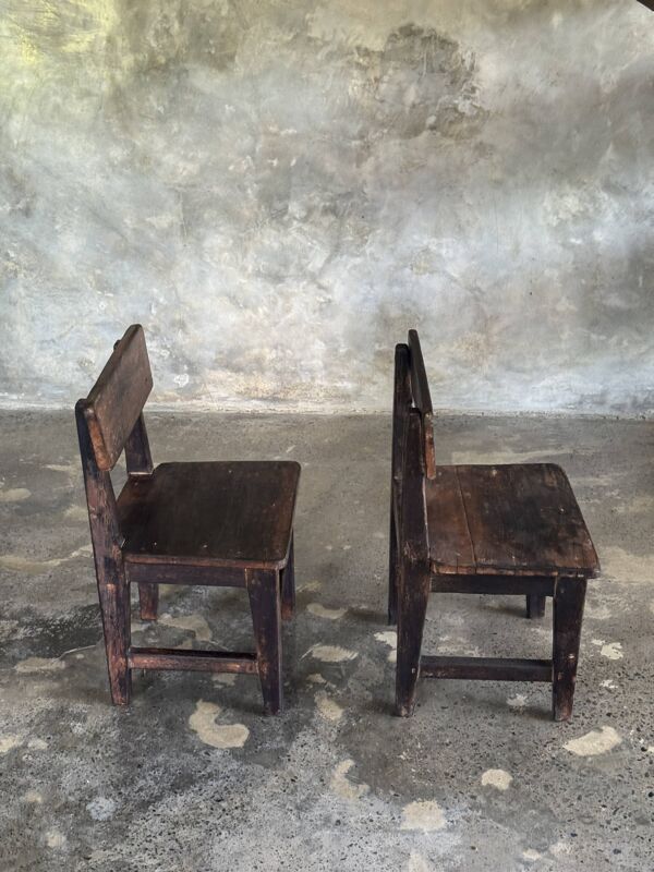 Petite chaise d'enfant ancienne indonésienne en teck