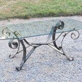 Table basse des années 70 en fer forgé plateau en verre bec de corbin