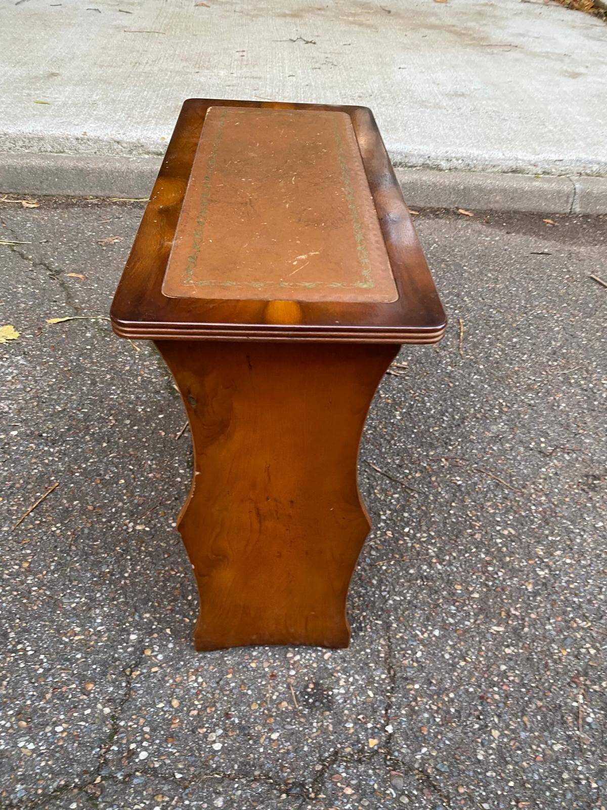 English magazine holder in wood and brown leather