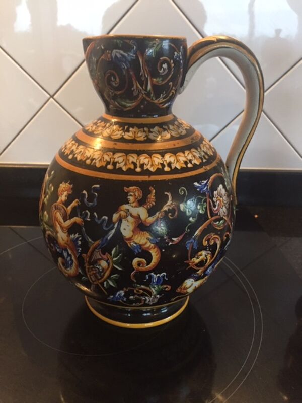 Vase en Gien à décors Renaissance