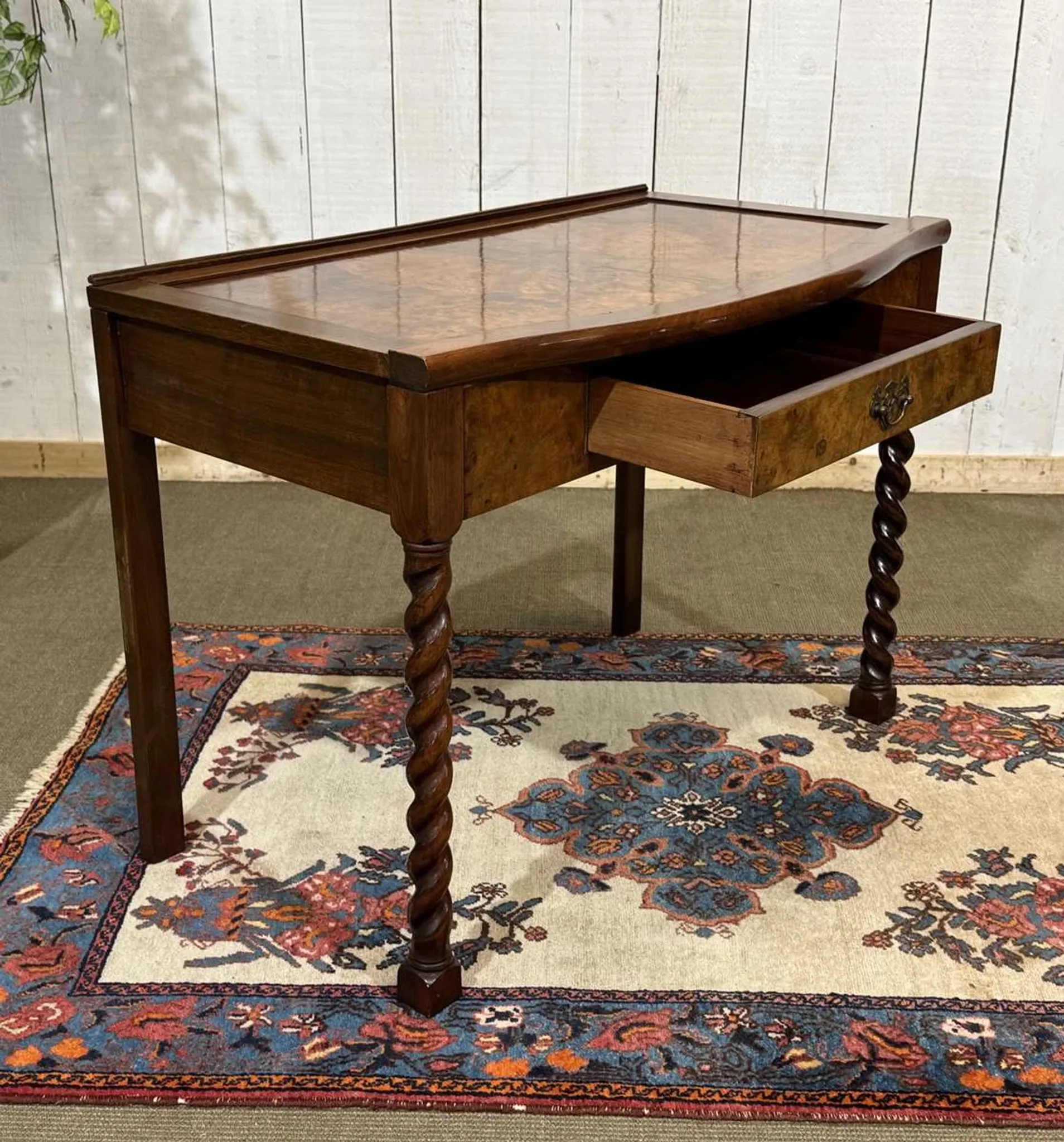 English desk table in walnut burl from the early 20th century.
