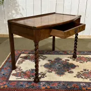 English desk table in walnut burl from the early 20th century.