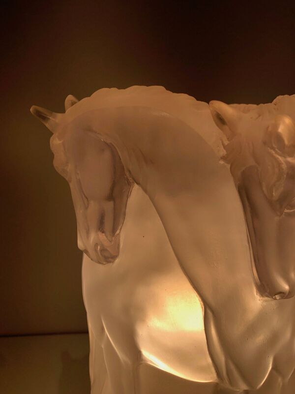 Lampe aux chevaux en plexiglass dans le goût de Lalique
