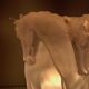 Lampe aux chevaux en plexiglass dans le goût de Lalique