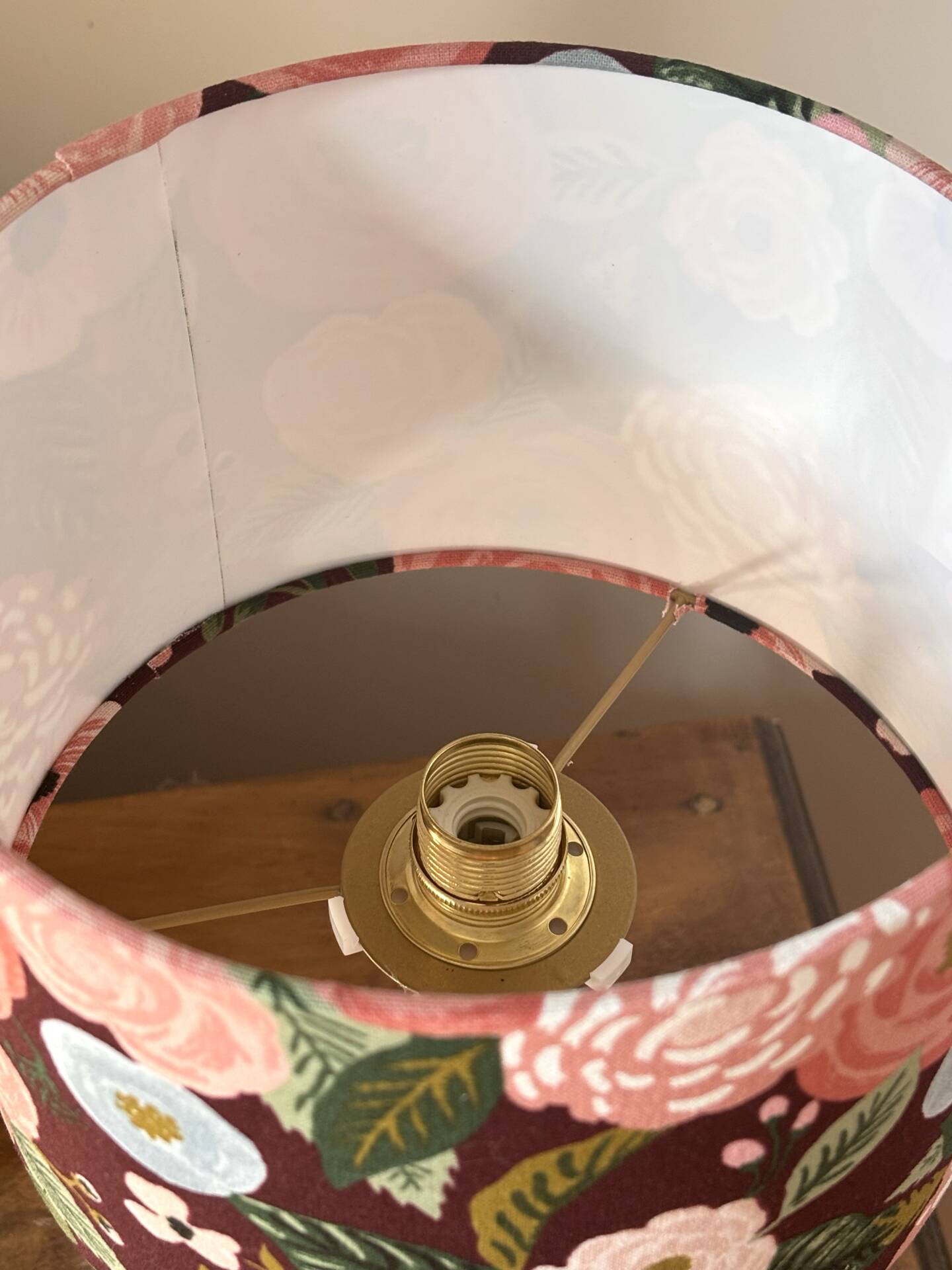 Lampe vintage rénovée – abat-jour fleuri fait main