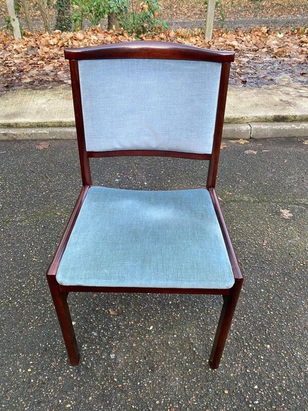 8 chaises scandinaves en teck massif et velours bleu des années 1960