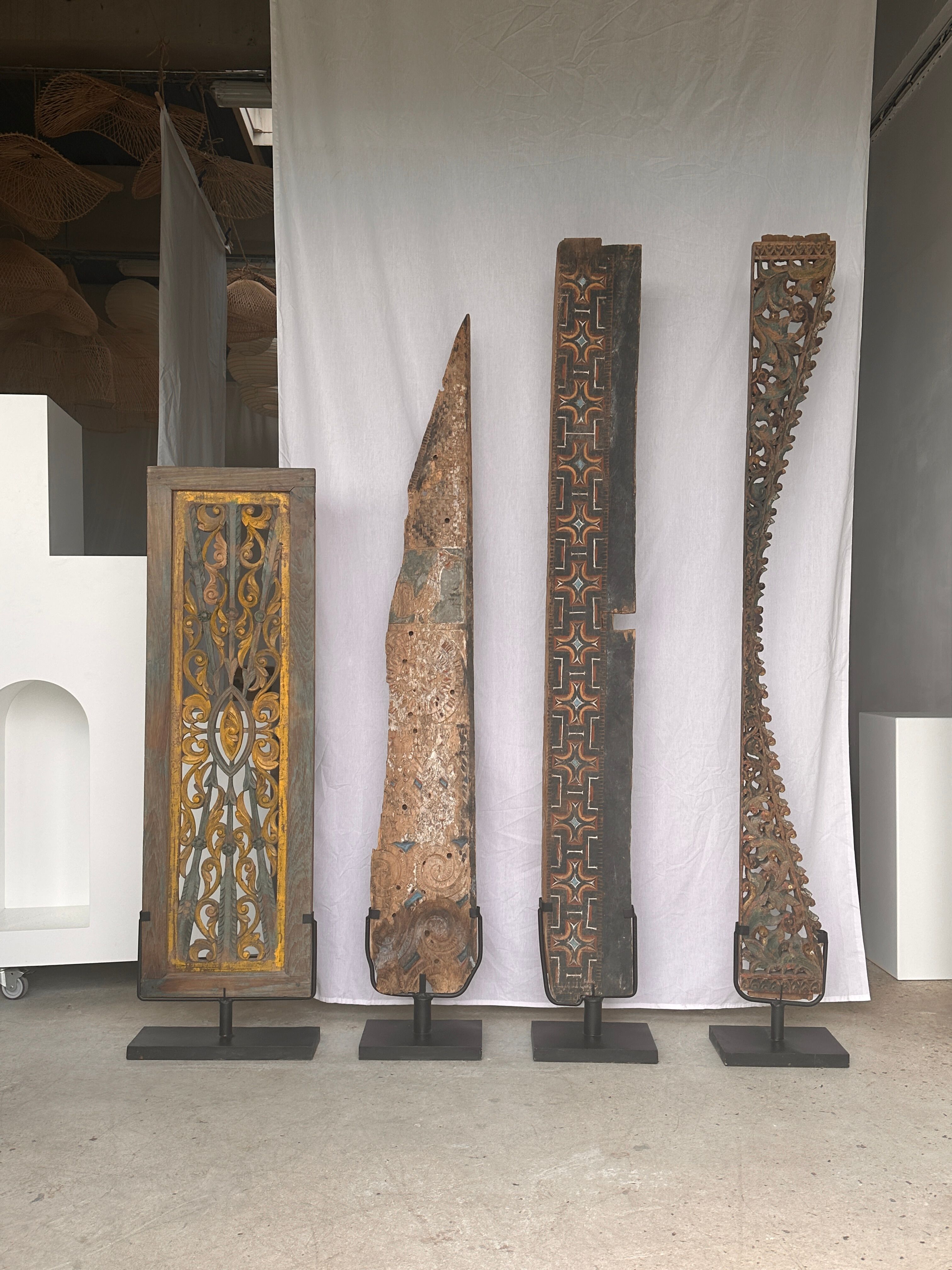 Rectangular Indonesian construction element with blue and yellow plant in carved wood