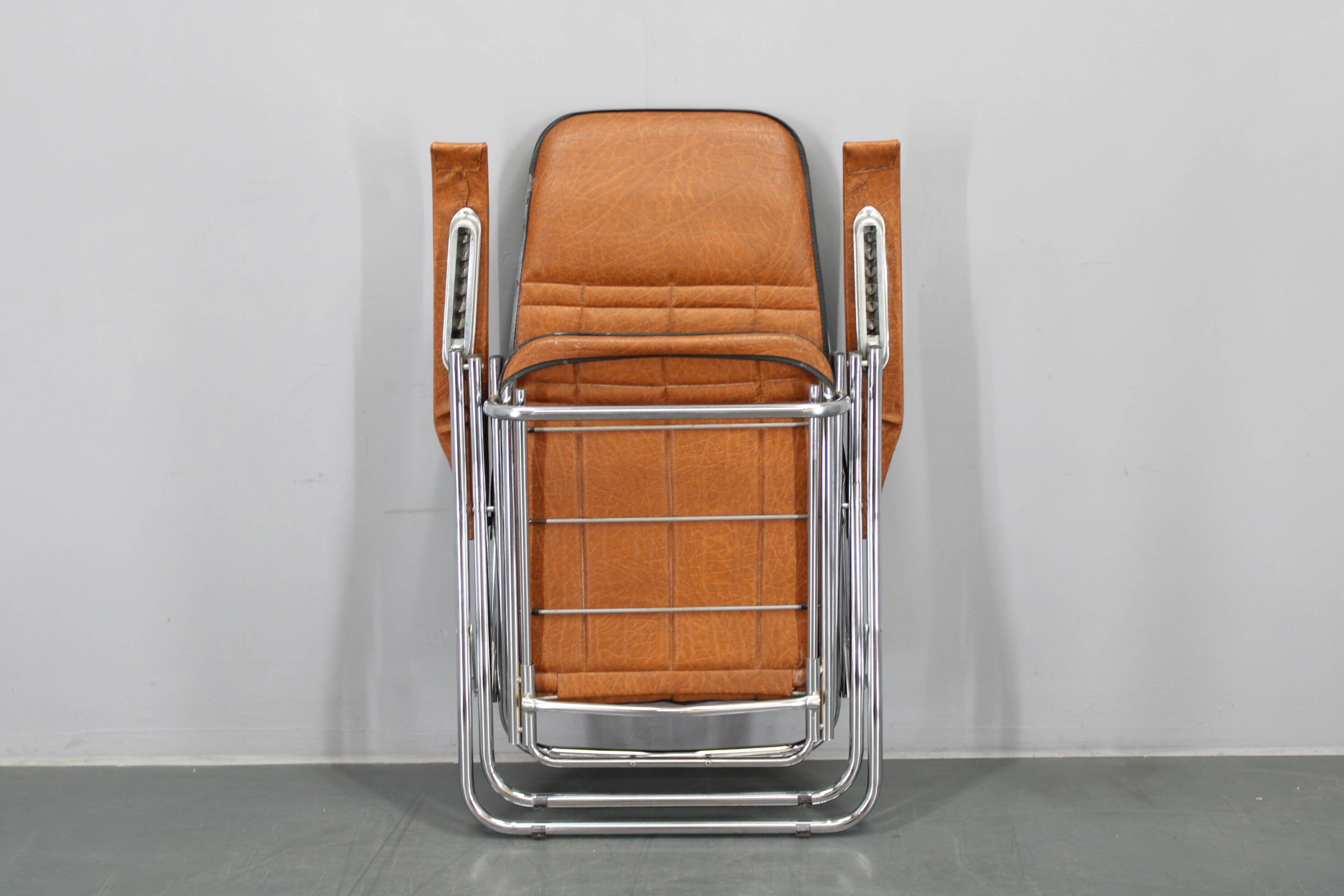 1970s Italian folding lounge chair with leatherette upholstery